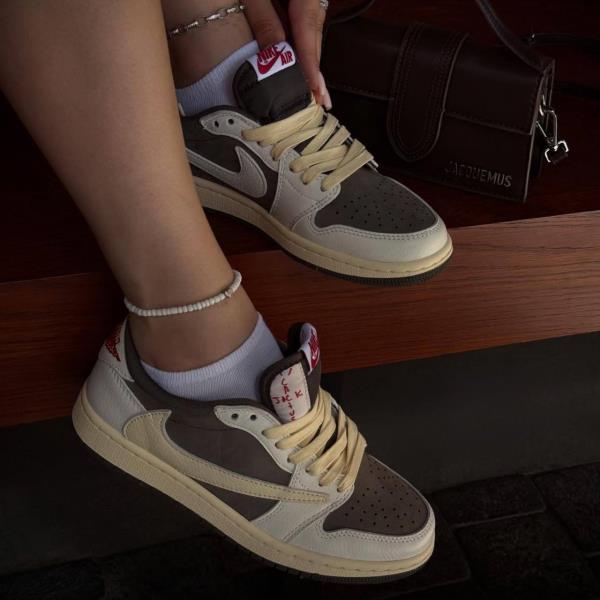 جردن 1 ترویس اسکات موکا Nike Air Jordan 1Travis Scott Mocha 